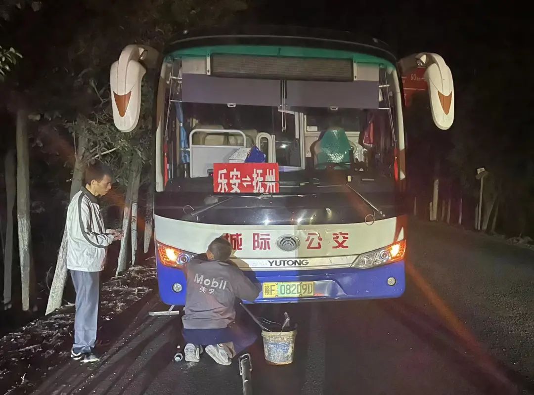 撫州長運：公交車夜間拋錨 搶修小組緊急搶修